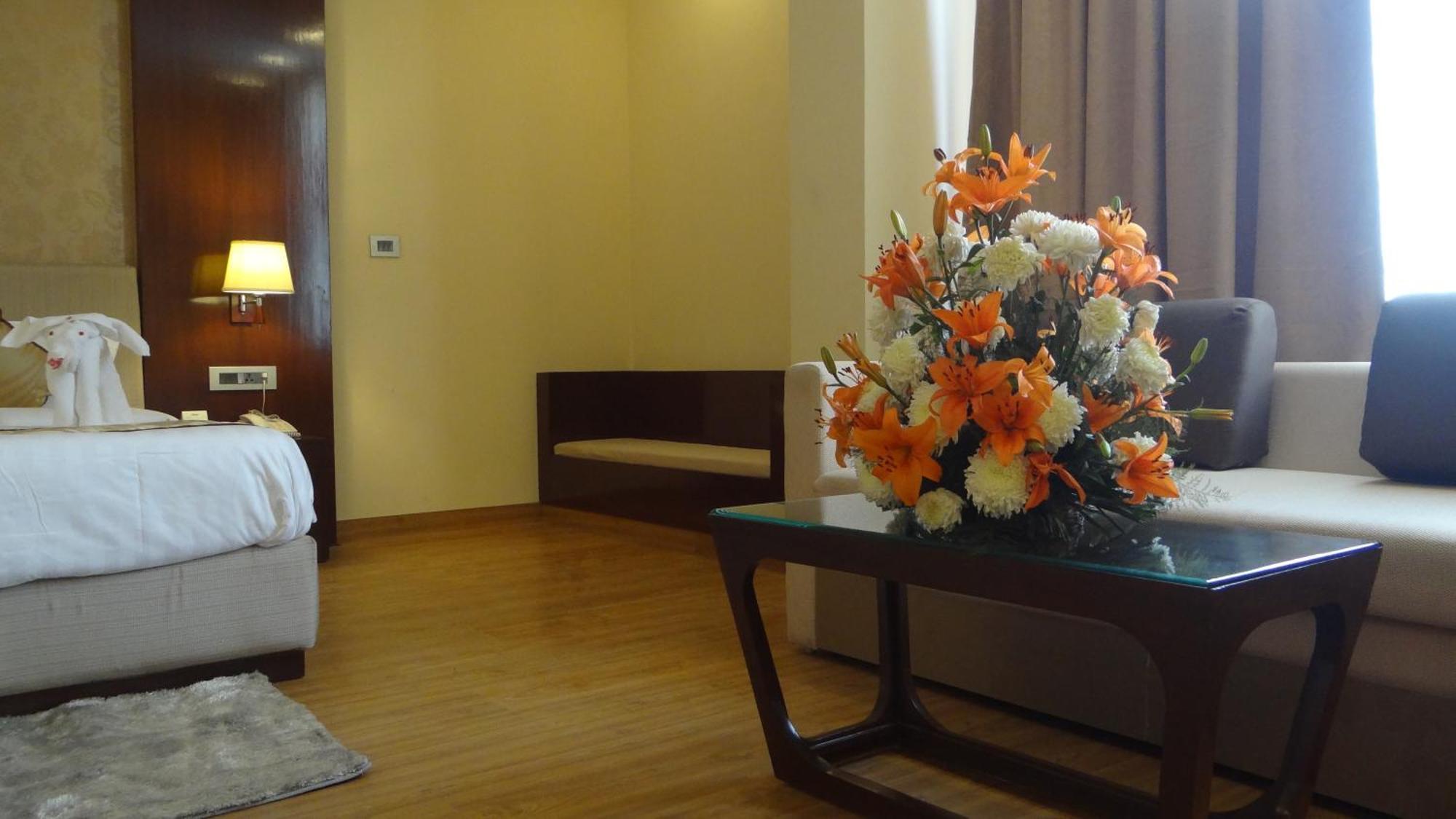 Hotel The Legend Prayagraj Esterno foto