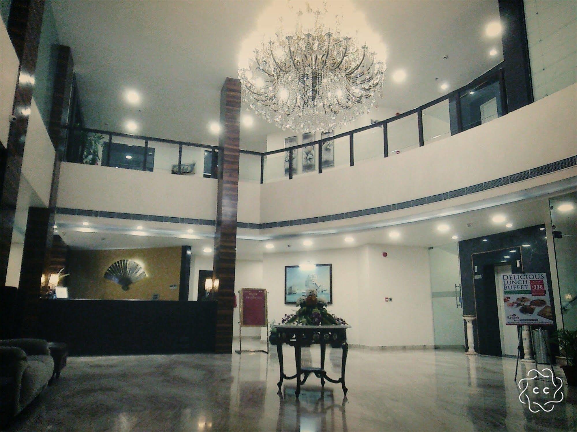 The Legend Hotel Prayagraj Esterno foto